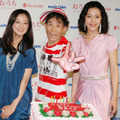 『おろち』トークイベントでグワシ！　楳図かずおを囲む木村佳乃と中越典子。