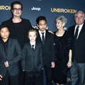 ブラッド・ピットと出席した子どもたち／『Unbroken』(原題)プレミア