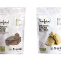 「サンフードスーパーフーズ（Sunfood SUPERFOODS）」から、2月1日（日）発売となる、左「オーガニックカカオペースト」（454g 5,184円）と、右「オーガニック カカオバター」（454g 5,400円）。