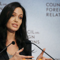 UNHCRと共に行動してきた経験を元に難民問題についてスピーチしたアンジェリーナ・ジョリー　-(C) Reuters/AFLO