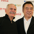 黒澤明賞を受賞したニキータ・ミハルコフ監督（左）とチェン・カイコー監督