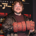 ヘルボーイの腕を装着してご機嫌のギレルモ・デル・トロ監督。
