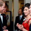 『007／慰めの報酬』ワールドプレミアにて　両王子との会話を楽しむダニエル・クレイグとオルガ・キュリレンコ