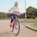 「パンクに強いLED オートライト付き自転車」CM シーン