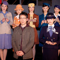 『ハッピーフライト』舞台挨拶にANA歴代の制服がズラリ。綾瀬はるか（前列中央）が着ているのは7代目の制服。