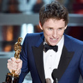 第87回アカデミー賞「主演男優賞」を受賞しスピーチに登壇した、エディ・レッドメイン／(C) Getty Images