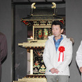「蘇る技と美　玉虫厨子」展オープニングイベント。（左から）鈴木一義氏（国立科学博物館）、塗師の阪本茂雄氏、設計施行の中田秋夫氏。後ろに展示されているのが平成版・玉虫厨子。