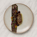 「アクアヴィット」特別コースメニュー「Two Starred Nordic Tasting」より、「フォアグラとエシャロットのビターマーマレード」。