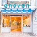 表参道にオープンした「anovan」。女性好みのポップで明るい店舗。