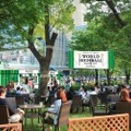 「ミッドパークカフェ」　新緑が爽やかなテラス席でのんびりカフェを楽しめる。