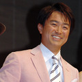ピンクのジャケットで登場した石黒賢