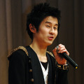 「名前だけでも覚えて帰ってください」と緊張気味に語るペ・ジョンミョン