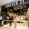 春らしいリゾート風マキシワンピで、「FOREVER21（フォーエバー21）コクーンシティ店」のテープカットに参加する道端アンジェリカ。