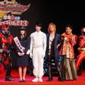 主題歌を歌う松岡充ら／『劇場版 仮面ライダードライブ　サプライズ・フューチャー』製作会見