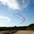 フランス空軍のアクロバット飛行によるパフォーマンス：ヴェルサイユ宮殿で開かれた「マーテル」のメゾン300周年を祝うセレブレーションにて。