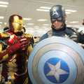 シネマカフェ編集部に訪問したアイアンマン＆キャプテンアメリカ