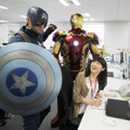 シネマカフェ編集スタッフにアドバイスをするアイアンマン＆キャプテンアメリカ