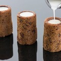 ショットグラスの形をした、温かくしっとりやわらかいチョコチップクッキーの中に、バニラビーンズを24時間浸した冷たいミルクを注ぐ「クッキーショット」。