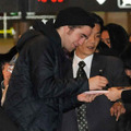 成田空港に到着早々、サインを求めるファンの声に応えるロバート