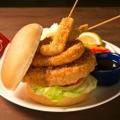 ハードロックカフェ大阪店限定「串カツバーガー」。
