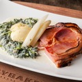 「ポールさんのグリルハムマッシュポテト添え、ホウレンソウクリームソス」2590円。「ハニーベイクド・ハム」をメインディッシュで味わえる一品。