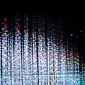 チームラボの「teamLab Exhibition, Walk through the Crystal Universe」が銀座で開催