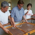 岐阜県の伝統産業の和紙作りを視察するセバスチャン・コンラン氏。