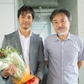 西島秀俊＆黒沢清監督、クランクアップ／『クリーピー』　-（C）2016「クリーピー」製作委員会