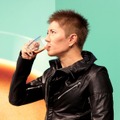GACKTが、最新マシンで淹れたコーヒーを飲んでいるところ