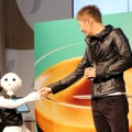 GACKTが、Pepperと握手している様子