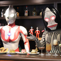 ウルトラマンとダダが、「ウルトラマンカフェ」のスイーツをアピール
