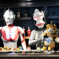 ウルトラマンとダダが、「ウルトラマンカフェ」のスイーツをアピール