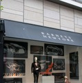 バーニーズ ニューヨーク 銀座店のウィンドウディスプレイ。