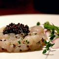 シロチョウザメの魚肉の上にキャビアをのせた「キャビアをふんだんにのせたシロチョウザメのタルタル」（3,800円）。11月末までの特別メニュー。