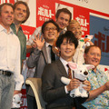 『ボルト』記者会見（前列左より）佐々木蔵之介、ジョン・ラセター、江角マキコ（後列左より）クラーク・スペンサー、バイロン・ハワード、天野ひろゆき、クリス・ウィリアムズ、ウド鈴木