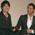 固い握手を交わすソ・ジソブ（左）とシン・ヒョンジュン（右）