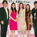 『わたし出すわ』完成披露試写会。（左から）森田芳光監督、小澤征悦、黒谷友香、小雪、小池栄子、井坂俊哉、山中崇