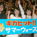 『サマーウォーズ』初日舞台挨拶（左から）細田守監督、神木隆之介、桜庭ななみ、富司純子
