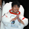 重さ約10キロの宇宙服を着て登場