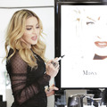 マドンナが、MDNA SKIN新作スキンケア商品発表を記念し銀座三越に登場