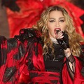ツアーで暴走するマドンナ、ファンの胸を露出させ自ら「セクハラ」発言・画像