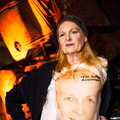 レッドレーベルの13-14AWコレクションでは、ウィキリークスの創設者ジュリアン・アサンジのTシャツを着て登場
