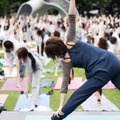 芝生の上でリラックスできる人気イベント「ミッドパーク ヨガ」