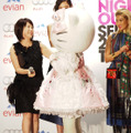 『VOGUE JAPAN』編集長・渡辺三津子にハグをするハローキティ