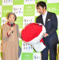 200本のカーネーションを樹木希林へ渡す阿部寛『海よりもまだ深く』母の日トークイベント