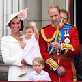 シャーロット王女、バッキンガム宮殿のバルコニーでお手振りデビュー・画像