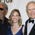 モーガン・フリーマン、ヒラリー・スワンクと並び笑顔のクリント・イーストウッド -(C) AFLO