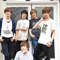 荒一陽＆井上雄貴＆大島尚起＆西野太盛＆古畑恵介／「ツキクラ」メンバー／photo:Michimaro Takeuchi