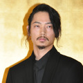 綾野剛、不規則発言連発で会場爆笑！・画像