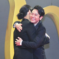 綾野剛、妻夫木聡とガッチリと抱擁！　役作りのための共同生活は「愛おしい時間」・画像
